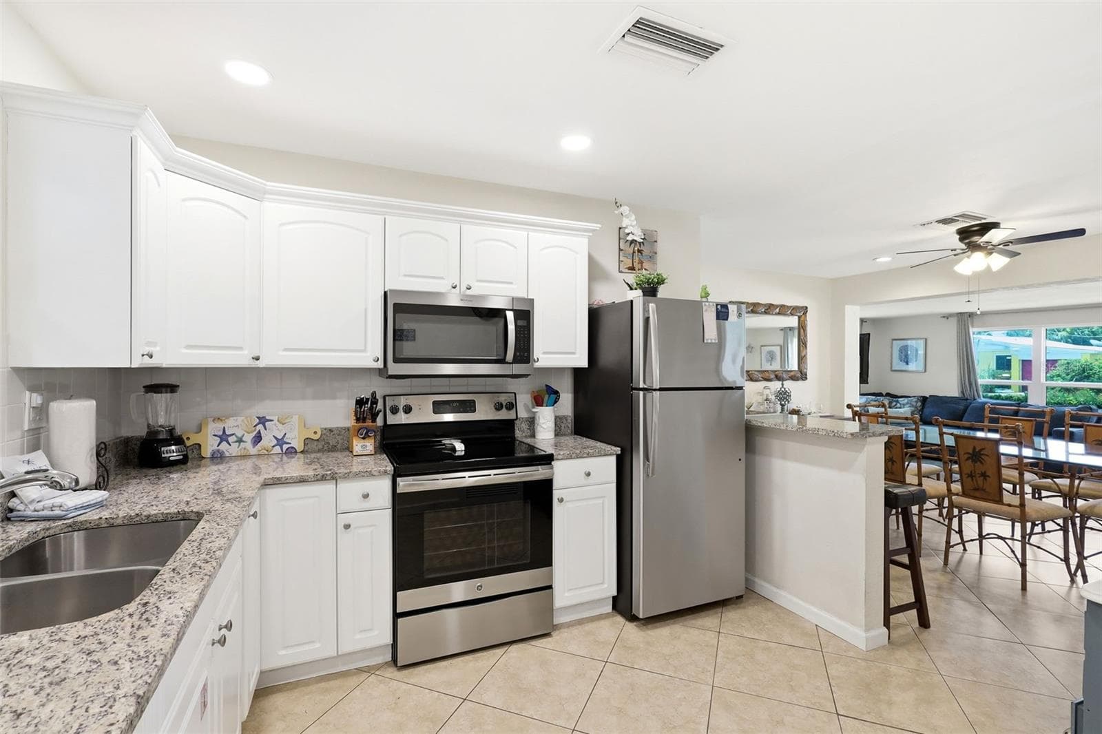 Kitchen with breakfast bar - 159 LAURIE DR, ORMOND BEACH