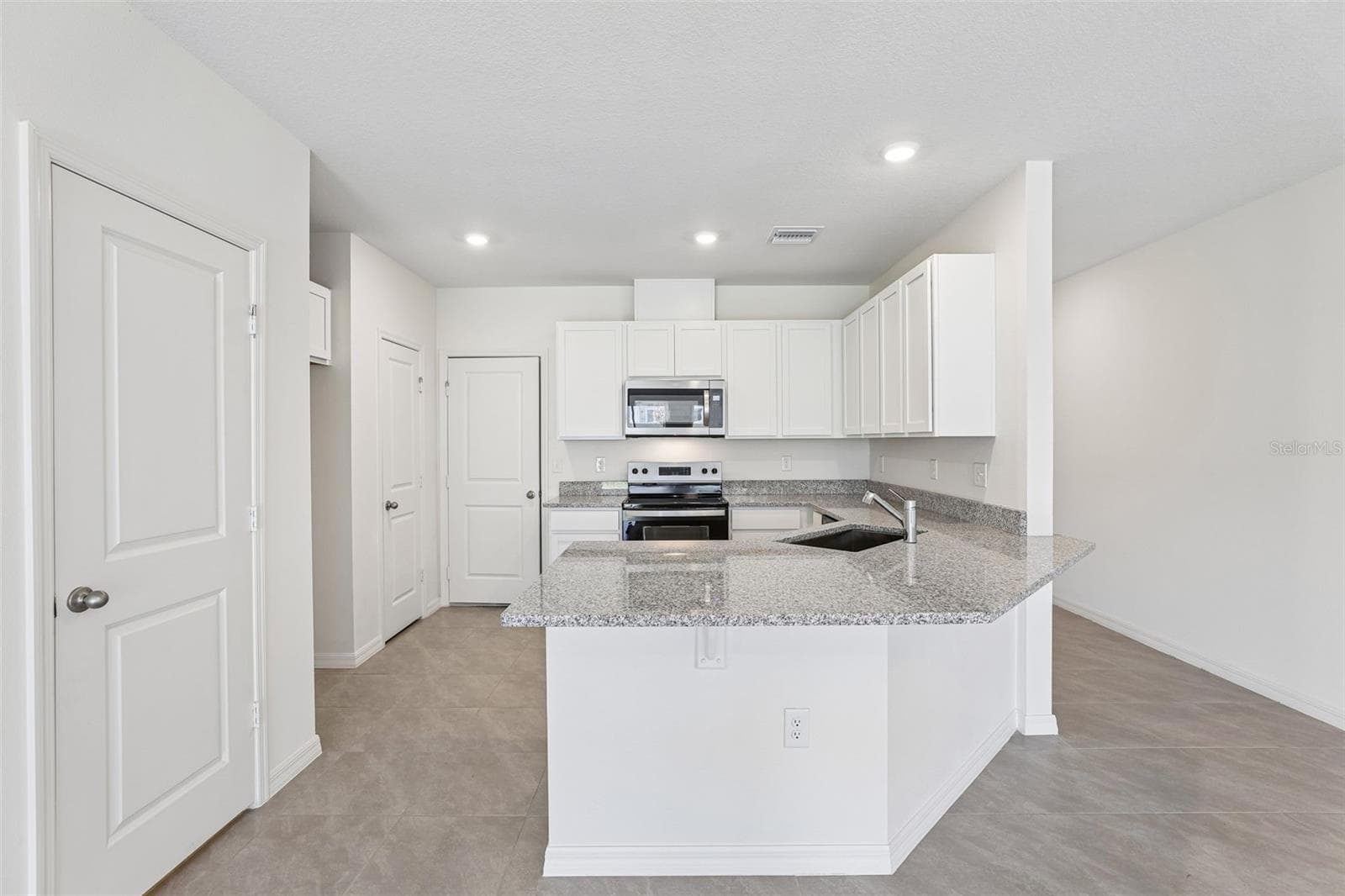 Townhouse at 683 MEADOWS EDGE PL, LAKE WALES, photo 2 of 16
