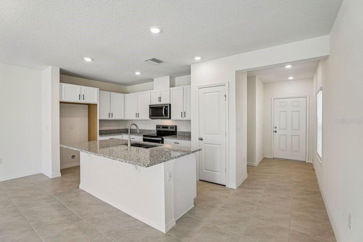 Townhouse at 647 MEADOWS EDGE PL, LAKE WALES, photo 2 of 18