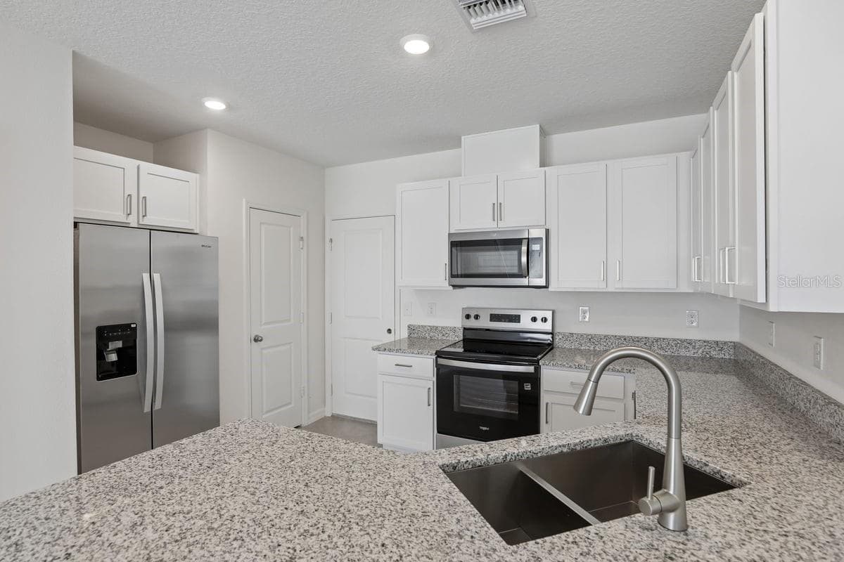 Townhouse at 631 MEADOWS EDGE PL, LAKE WALES, photo 2 of 17