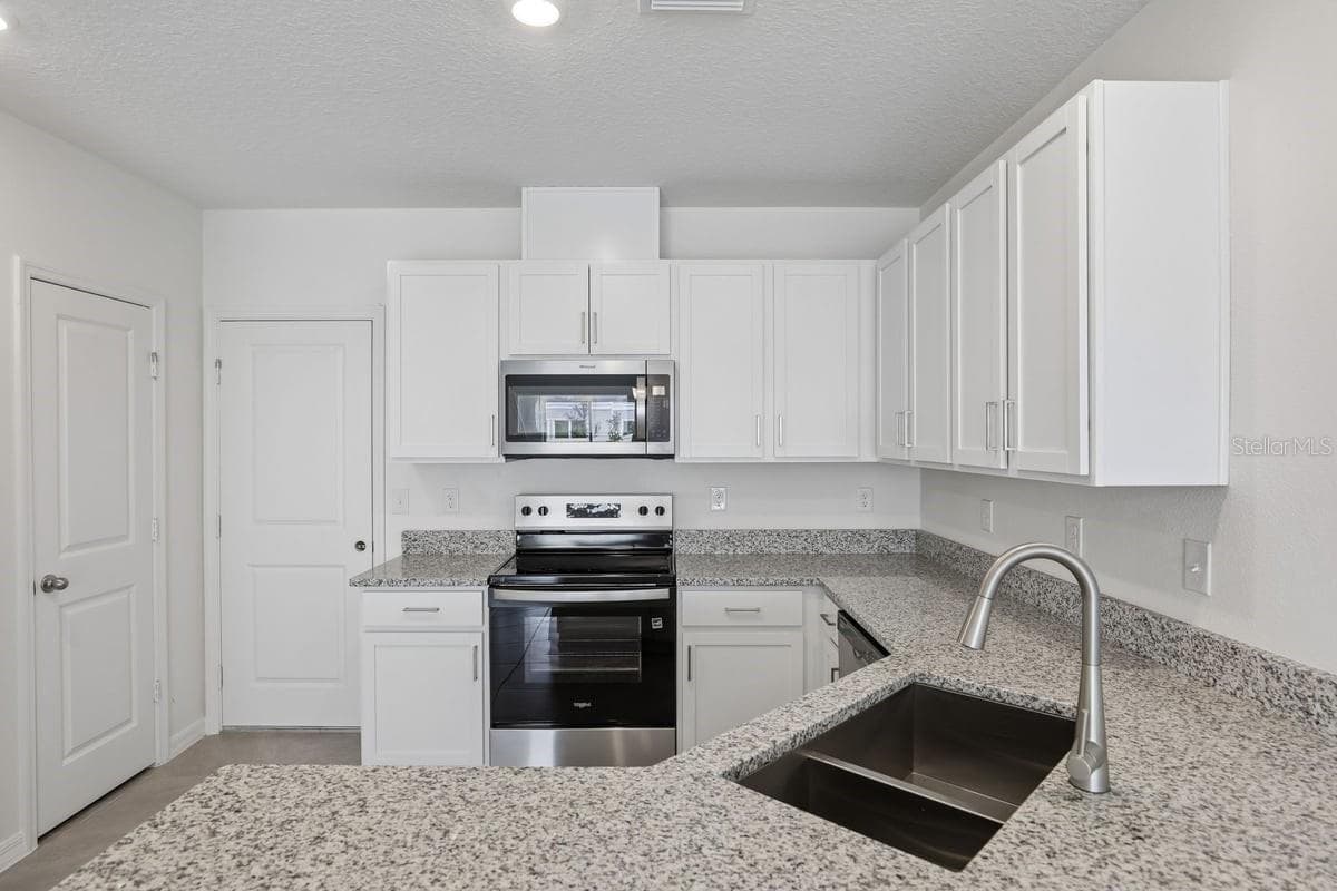 Townhouse at 631 MEADOWS EDGE PL, LAKE WALES, photo 3 of 17