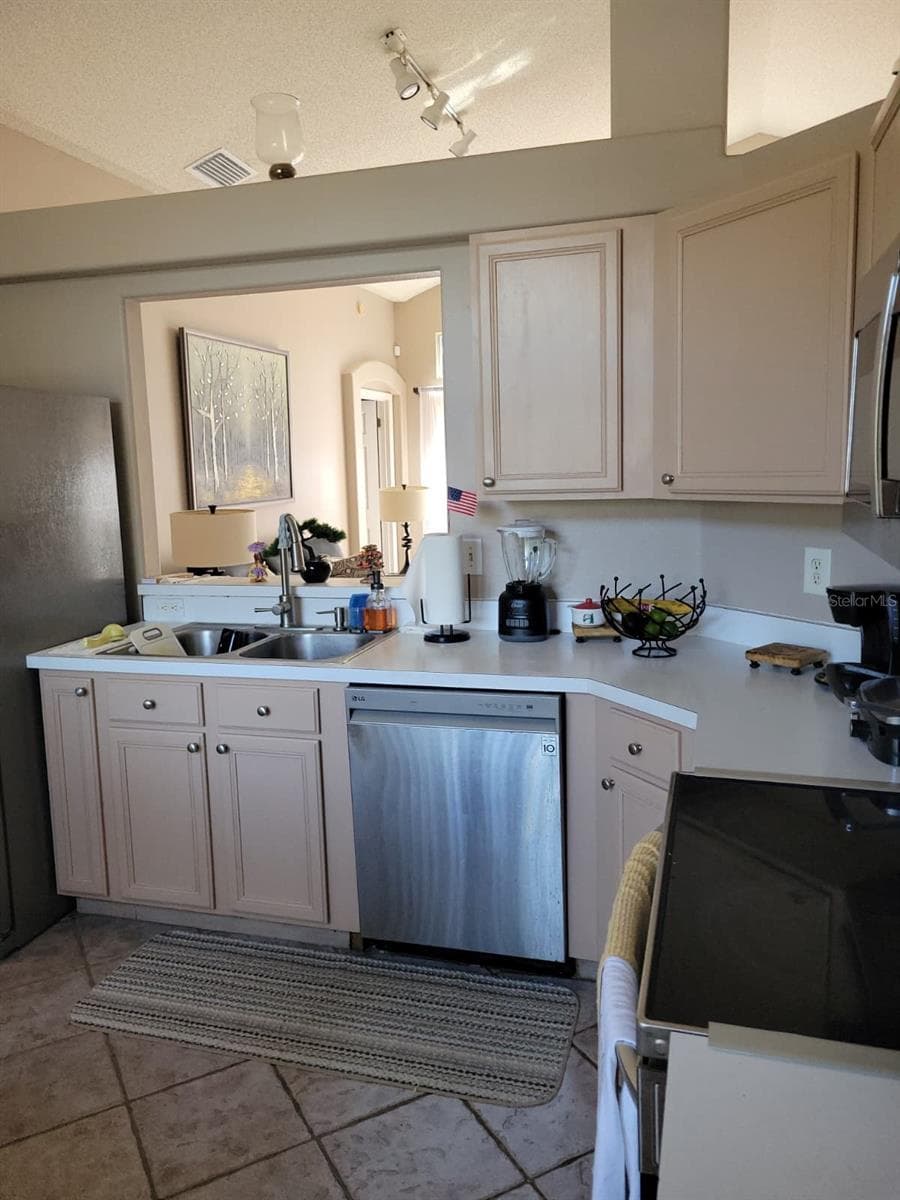 Single Family Residence at 13706 RIVERPATH GROVE DR, ORLANDO, photo 15 of 39
