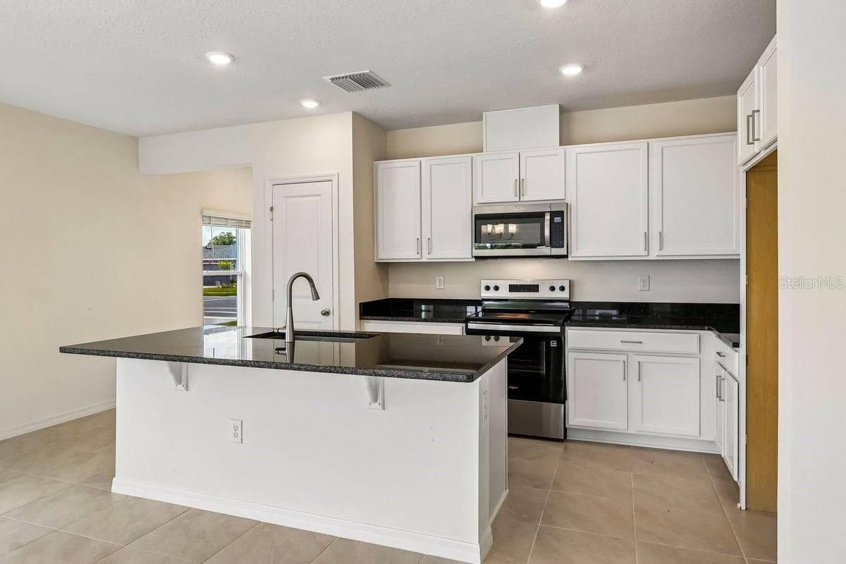 Townhouse at 627 MEADOWS EDGE PL, LAKE WALES, photo 3 of 17