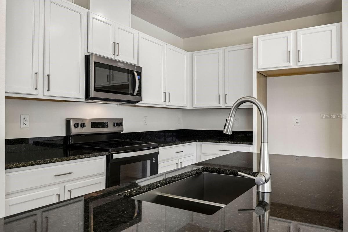 Townhouse at 627 MEADOWS EDGE PL, LAKE WALES, photo 4 of 17