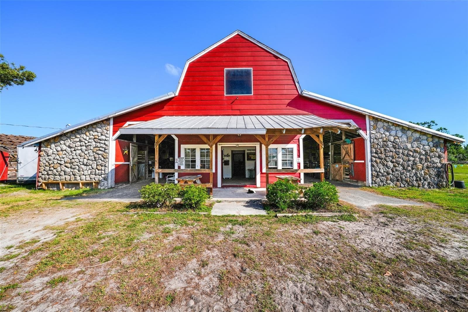 Sundance community stables - 2501 LIGHTFOOT RD, WIMAUMA