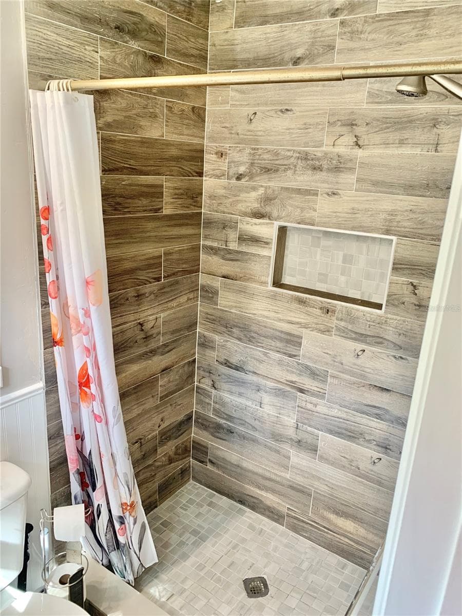 Primary Shower - 3305 NW 24TH AVE, GAINESVILLE
