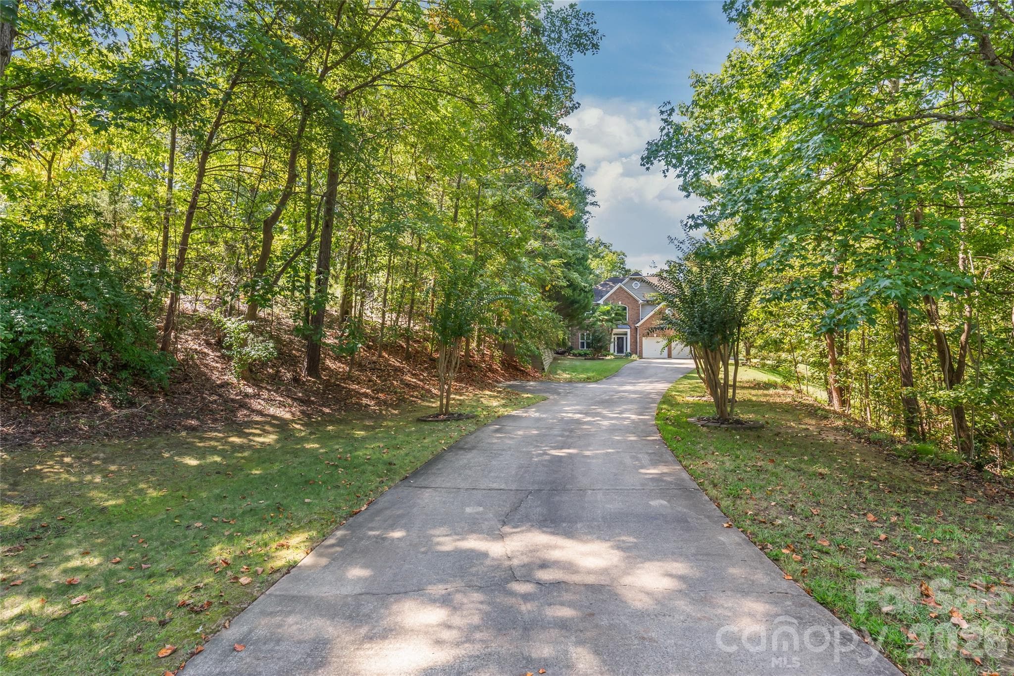 Nice long driveway with turn around midway - 13934 Kings Carriage Lane, Charlotte