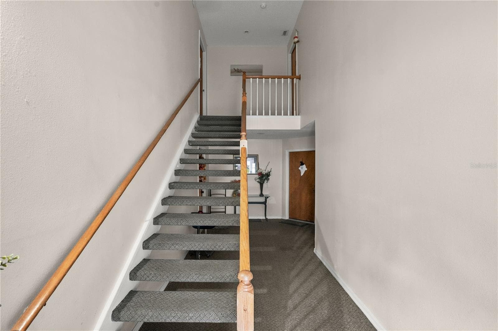 Common entryway. 2nd Floor unit - 4801 COACHMANS DR DR #3, ORLANDO