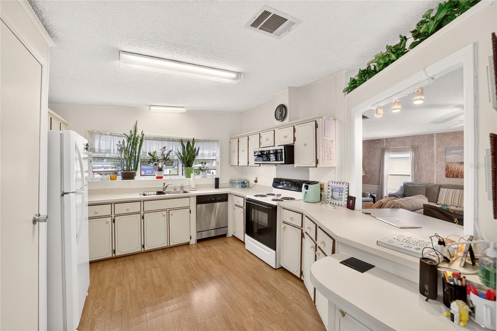Manufactured Home at 920 SILVER OAK AVE, THE VILLAGES, photo 6 of 30