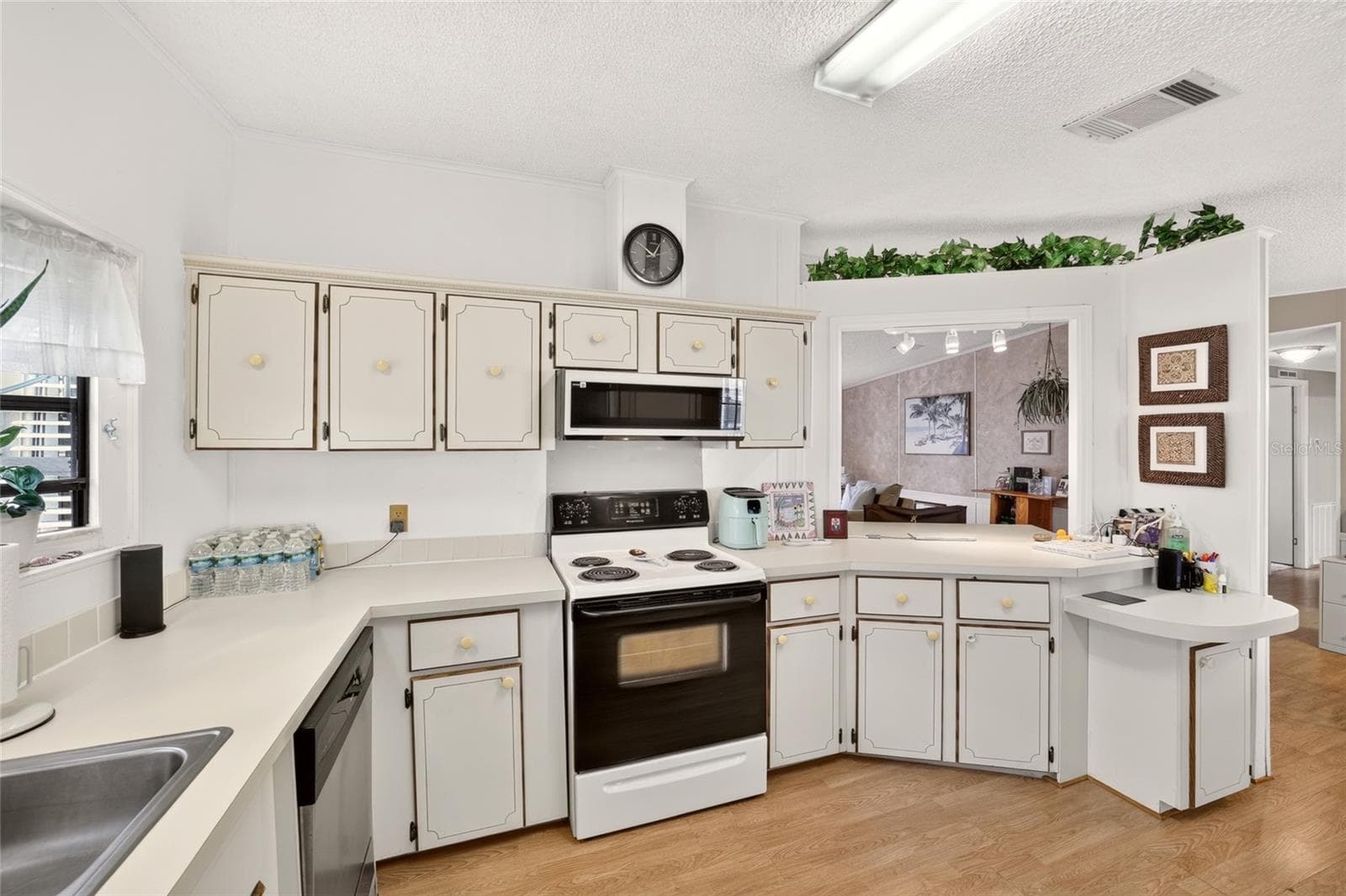 Manufactured Home at 920 SILVER OAK AVE, THE VILLAGES, photo 8 of 30