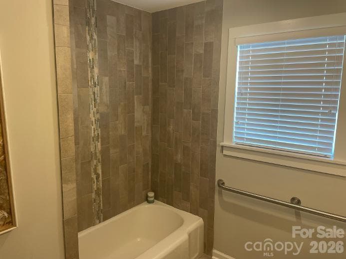Hall bath with tub/shower - 1670 Dale Earnhardt Boulevard, Kannapolis