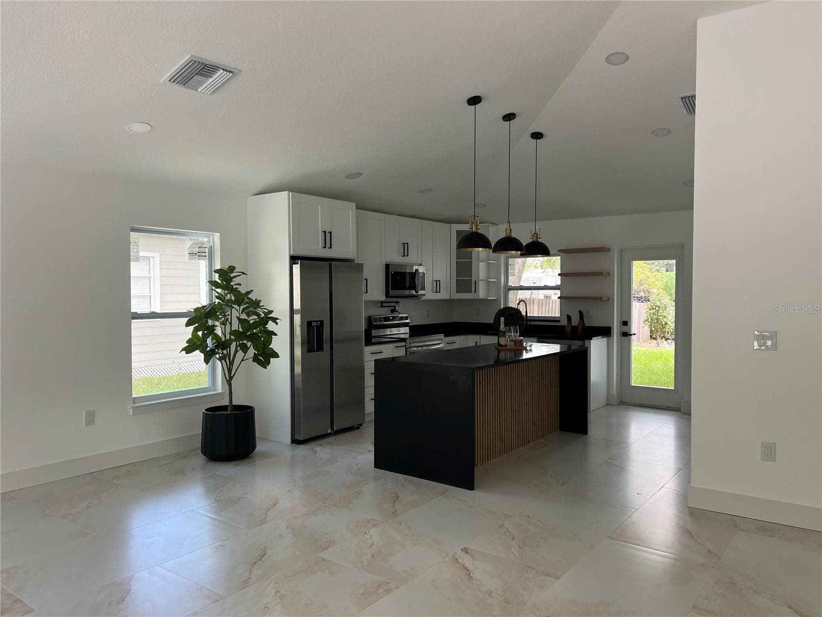 Single Family Residence at 8915 N WILLOW AVE, TAMPA, photo 9 of 47