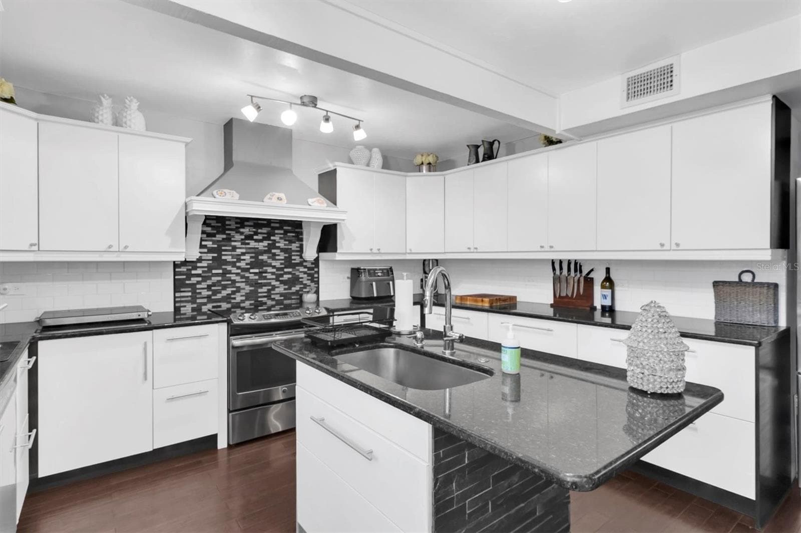 Single Family Residence at 4840 HUMMINGBIRD TRL, PALM HARBOR, photo 9 of 47