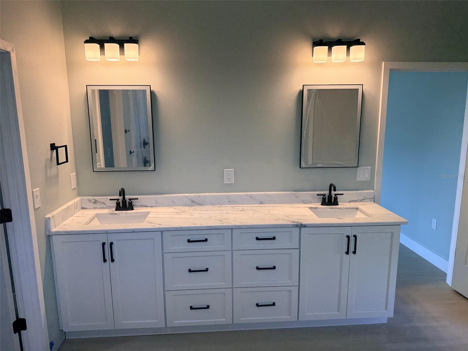 massive primary vanity - 1619 MAGNOLIA AVE, DELAND