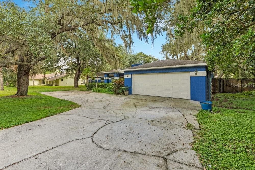 Single Family Residence at 1121 OLD POLK CITY RD, LAKELAND, photo 3 of 47