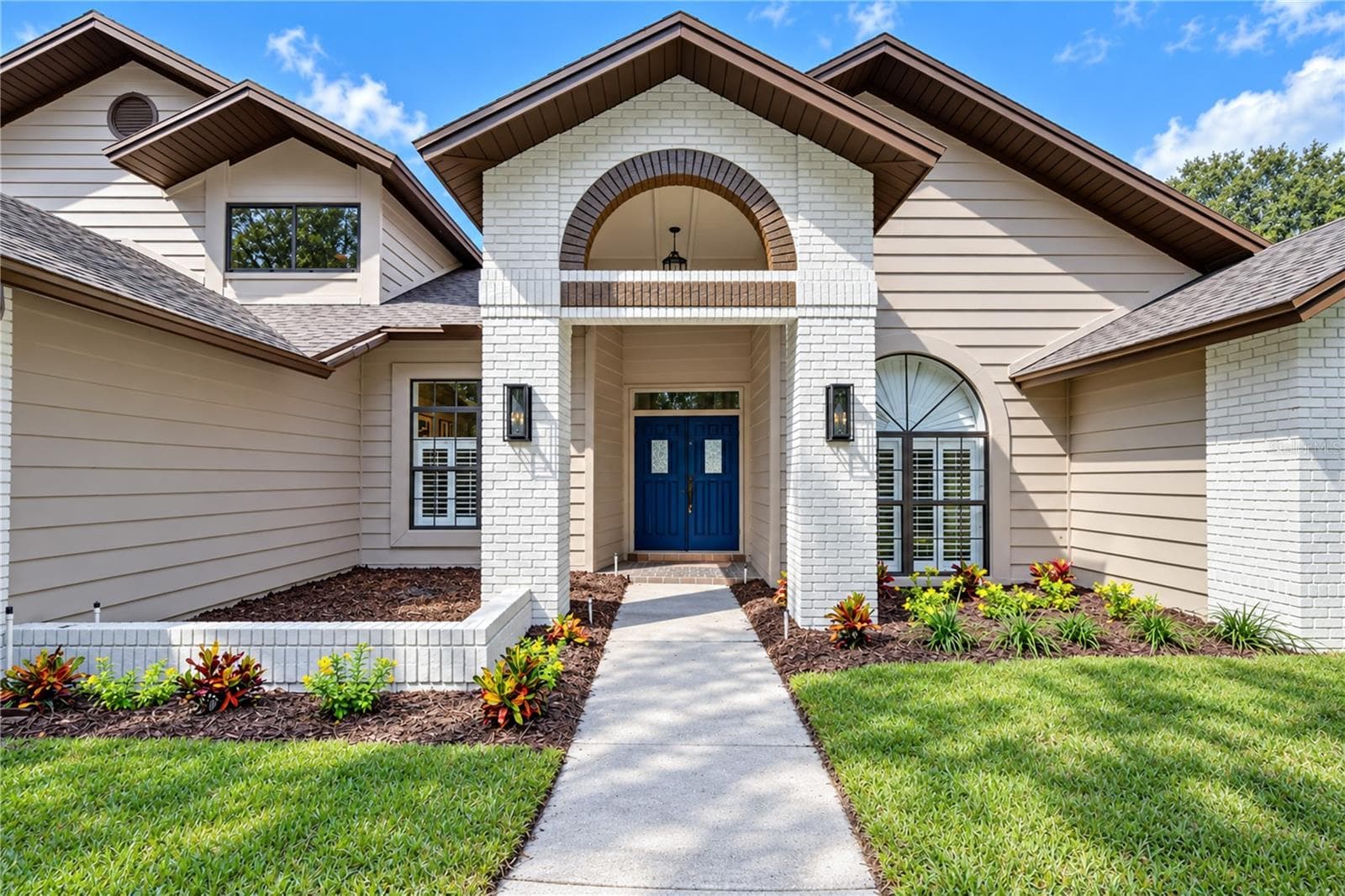 Exterior Front - Fresh Landscaping - 806 SANDRINGHAM LN, LUTZ