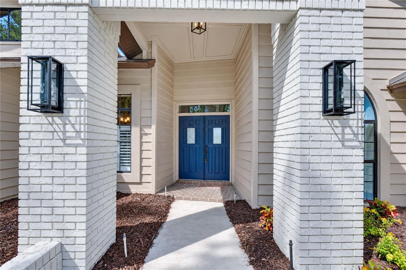 Columns Portico Entrance - 806 SANDRINGHAM LN, LUTZ