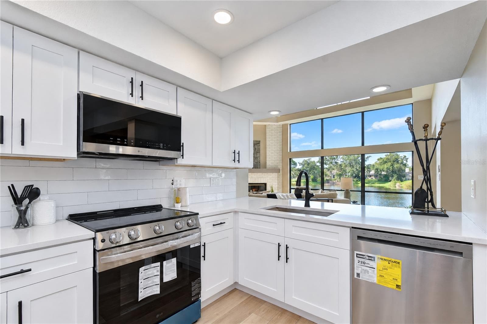 Kitchen - Breakfast Bar - 806 SANDRINGHAM LN, LUTZ