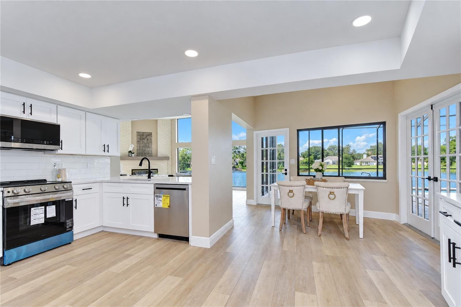Kitchen - Breakfast Area - 806 SANDRINGHAM LN, LUTZ