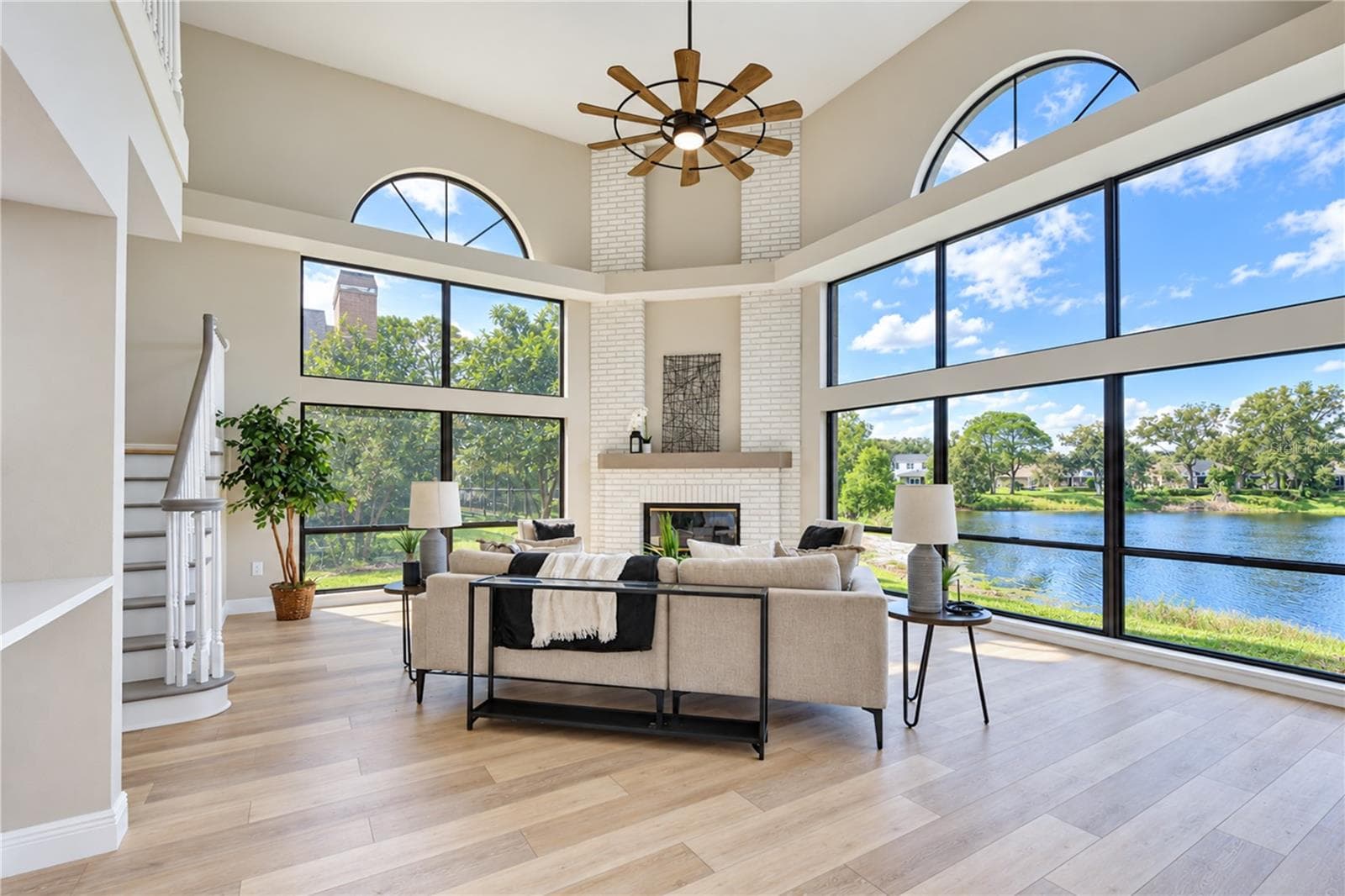 Family Room - Stacked Windows to Pool/Pond - 806 SANDRINGHAM LN, LUTZ