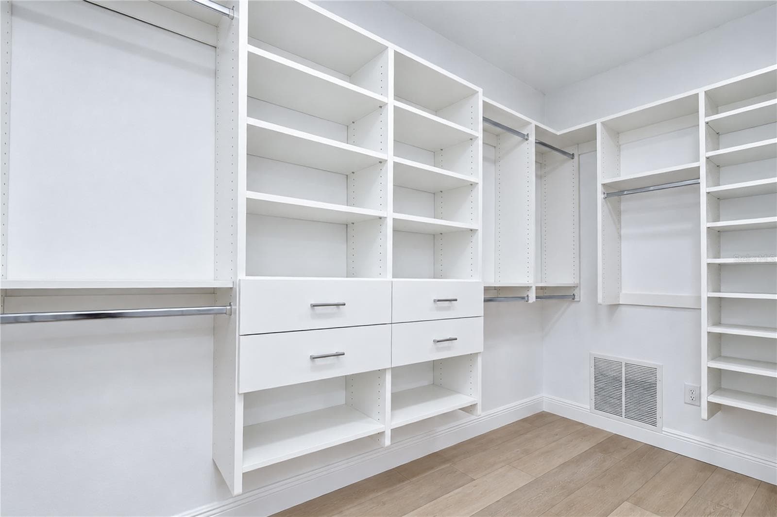 12' Walk In Closet - 806 SANDRINGHAM LN, LUTZ