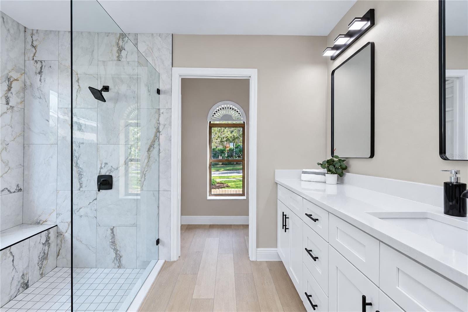 Seamless Glass Enclosed Shower - 806 SANDRINGHAM LN, LUTZ