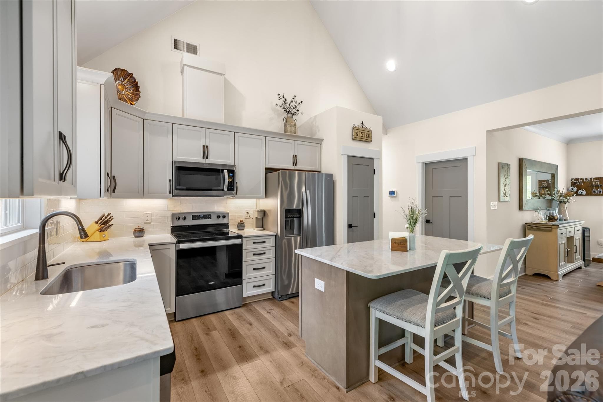 Bright kitchen with vaulted ceilings and a spacious center island - 1604 Aragon Beach Road, Rock Hill