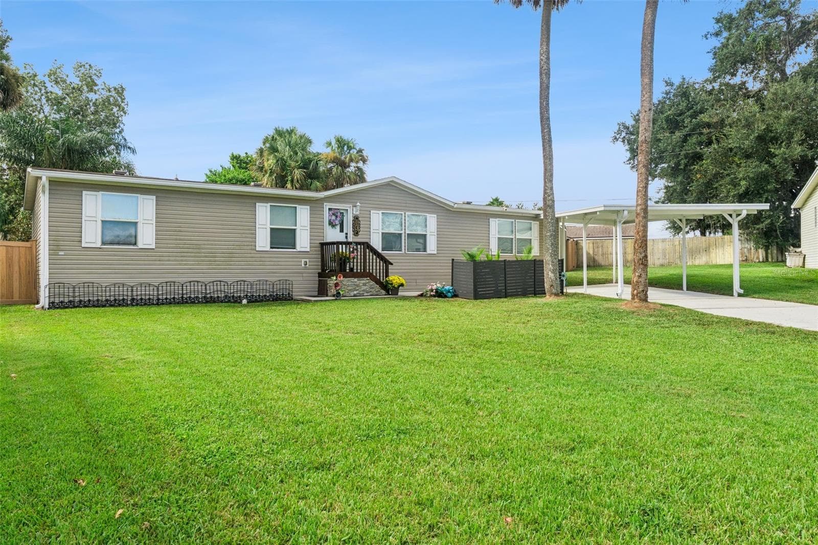 Manufactured Home at 1137 YAUPON ST, DAYTONA BEACH, photo 2 of 35