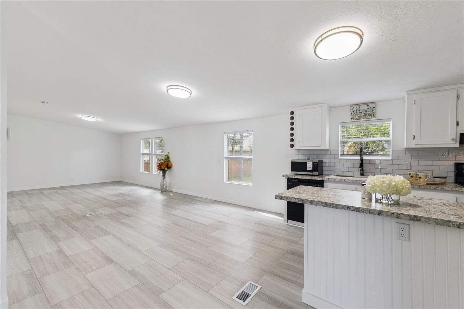 Manufactured Home at 1137 YAUPON ST, DAYTONA BEACH, photo 11 of 35