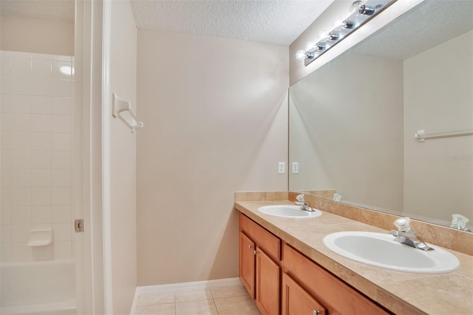 Upstairs secondary bathroom - 469 CAREY WAY, ORLANDO