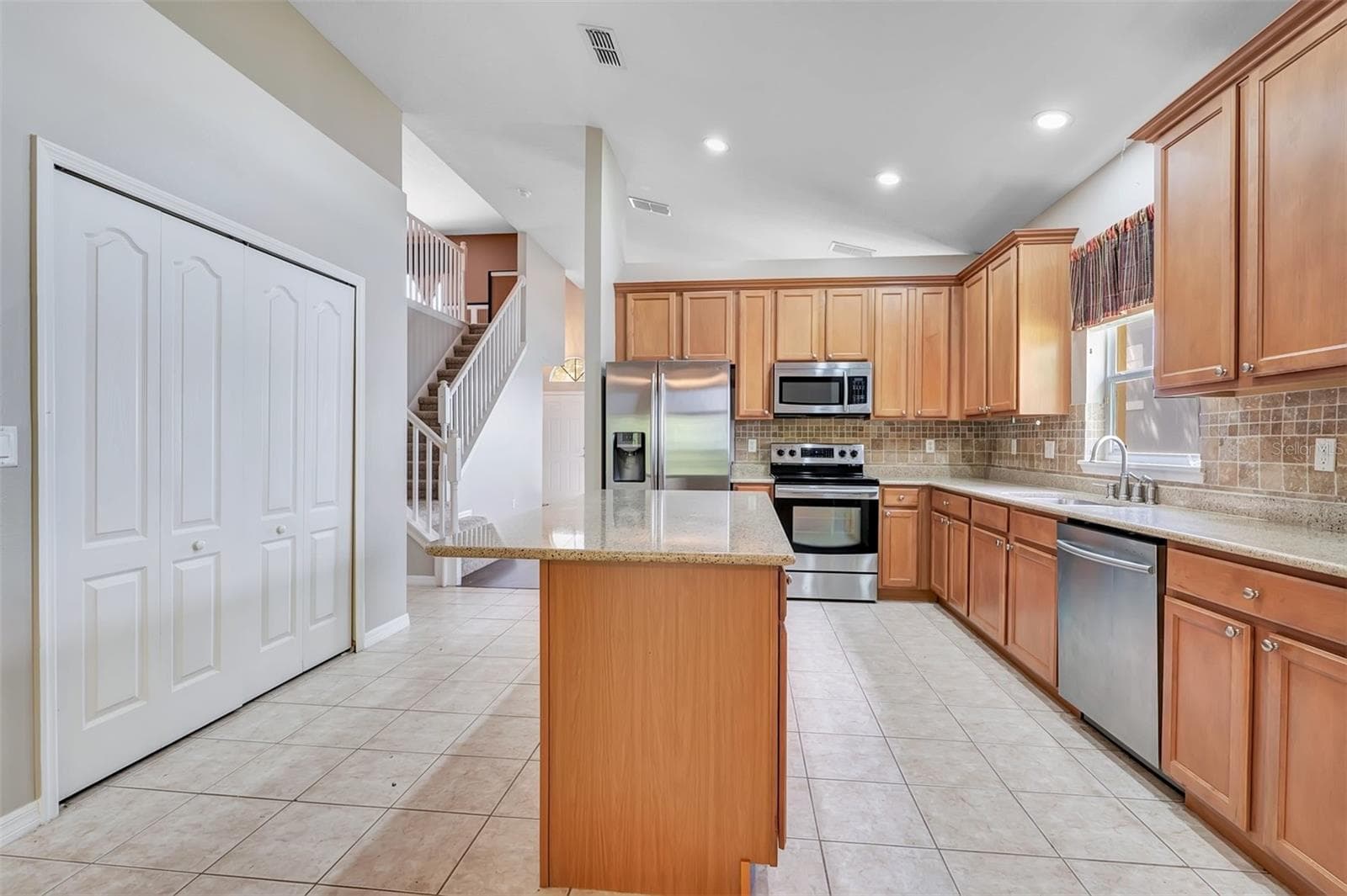 Single Family Residence at 469 CAREY WAY, ORLANDO, photo 8 of 44