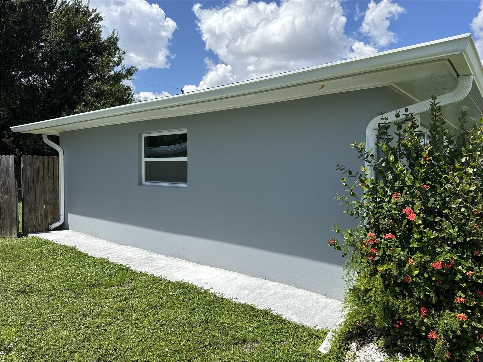 side yard left - 322 READING ST NW, PORT CHARLOTTE