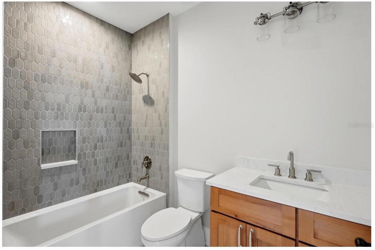 Guest Bathroom in Main House - 2532 1ST AVE N, ST PETERSBURG
