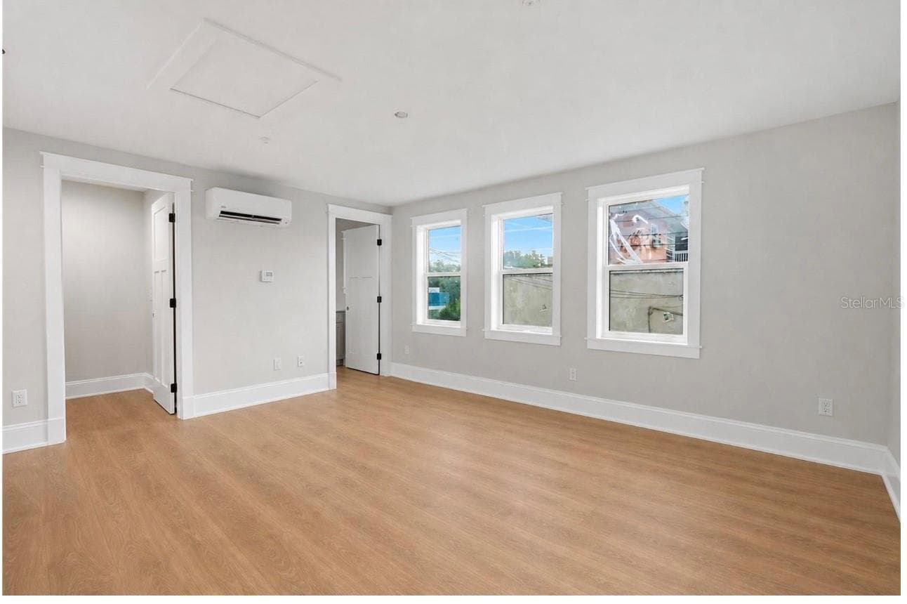 ADU 377 sq ft Studio with Kitchenette, Walk in Closet, W/D hookup and Full Bathroom - 2532 1ST AVE N, ST PETERSBURG