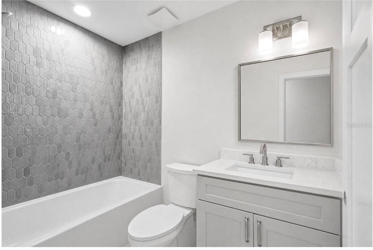 ADU 377 sq ft Studio with Walk in Closet, W/D hookup and Full Bathroom (ADU Bathroom) - 2532 1ST AVE N, ST PETERSBURG