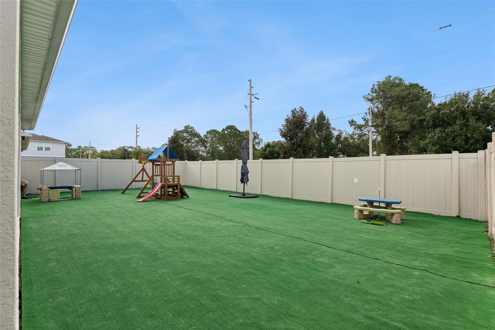 Turf fenced-in backyard - 5664 OAK KNOLL DR, ST CLOUD