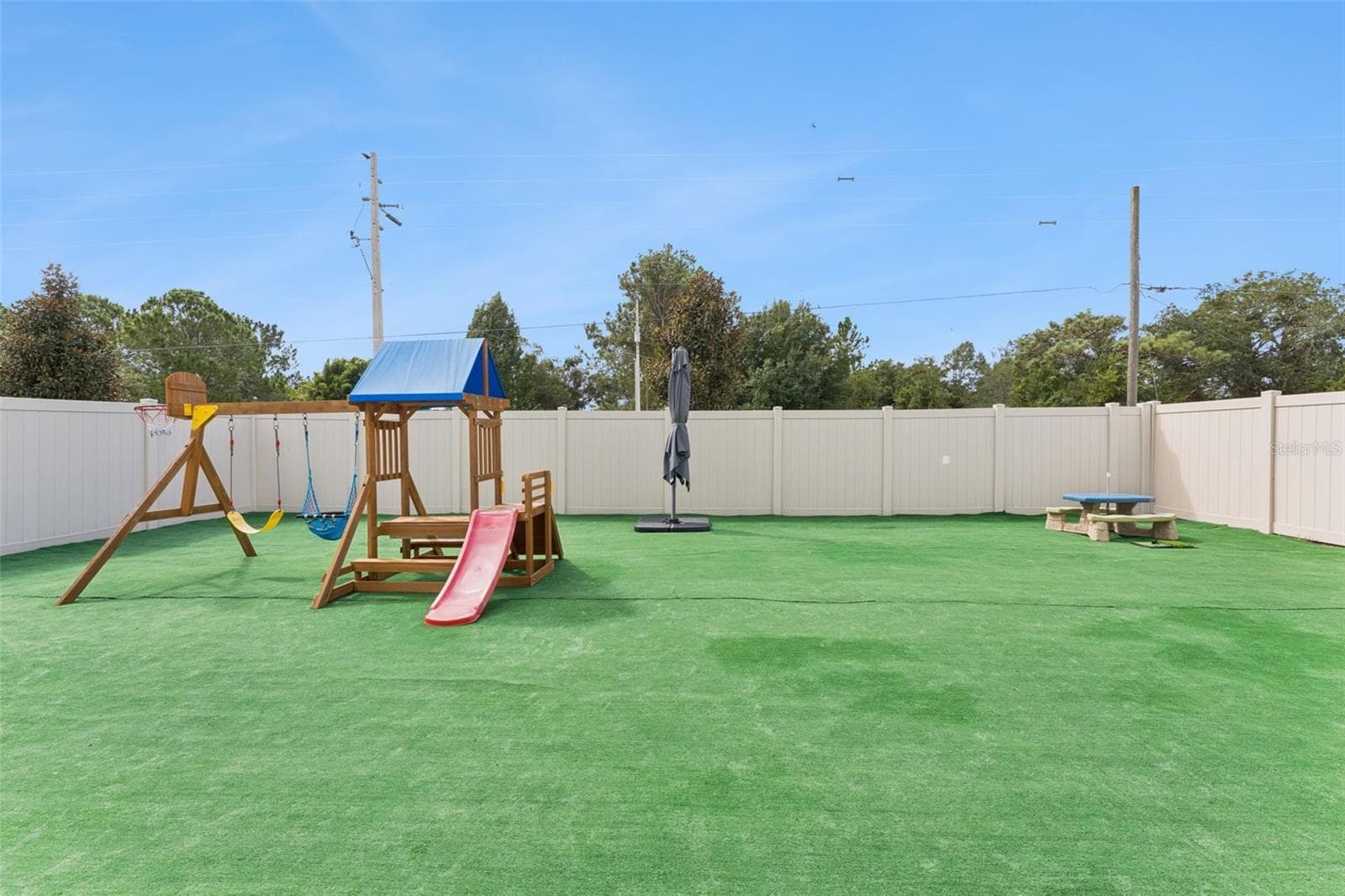 Turf fenced-in backyard - 5664 OAK KNOLL DR, ST CLOUD