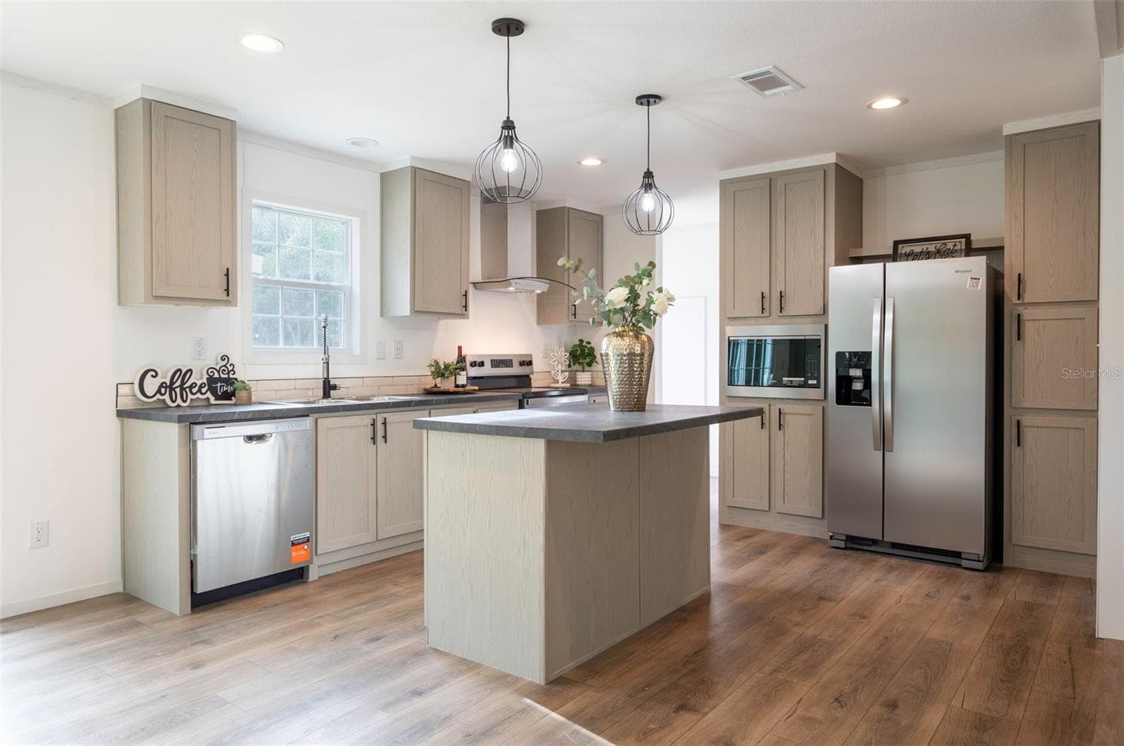 Manufactured Home at 11691 NE 106TH CT, ARCHER, photo 13 of 39