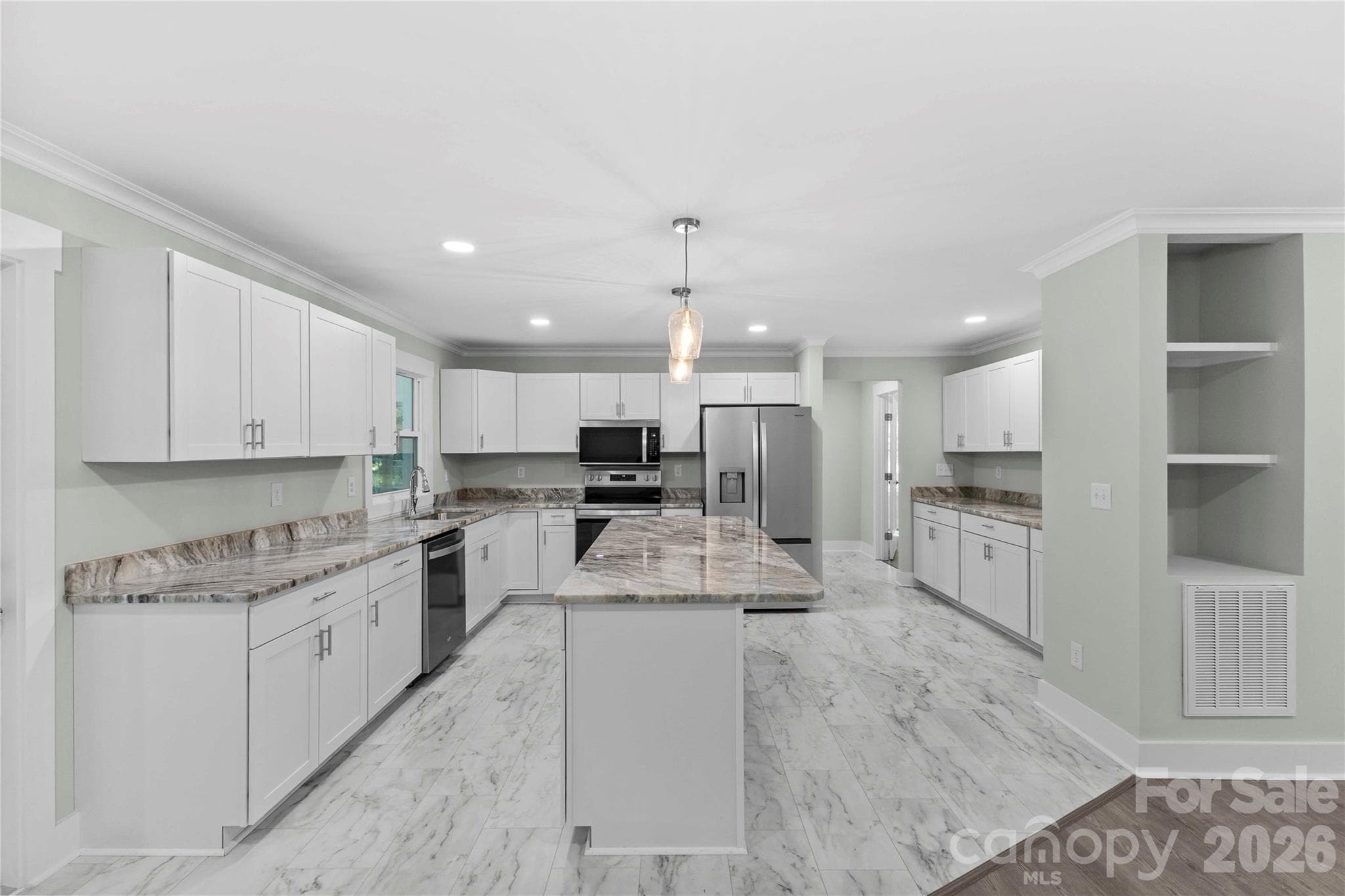 wet bar and extra kitchen cabinet space - 614 S Magnolia Street, Mooresville