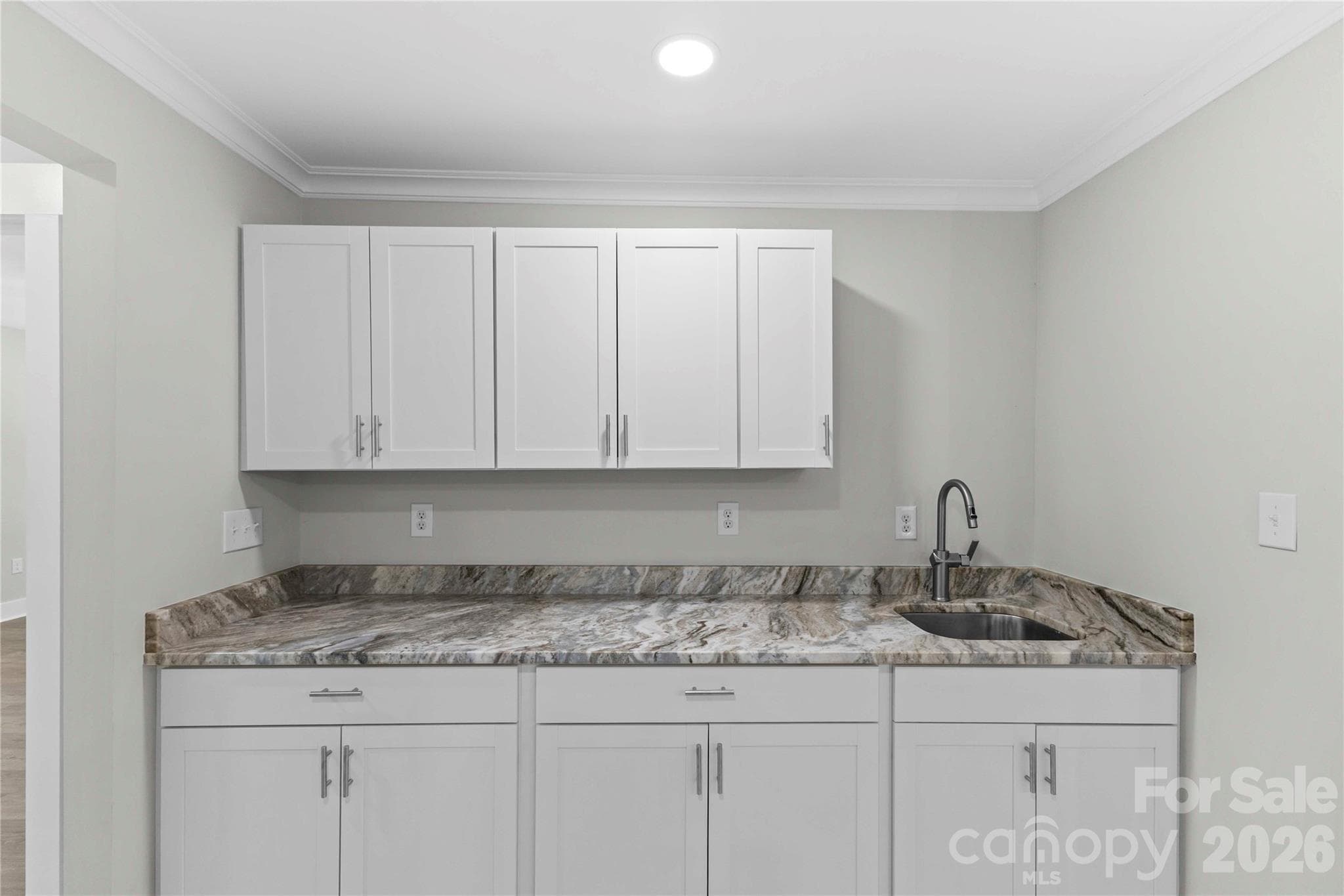 wet bar and extra kitchen cabinet space - 614 S Magnolia Street, Mooresville