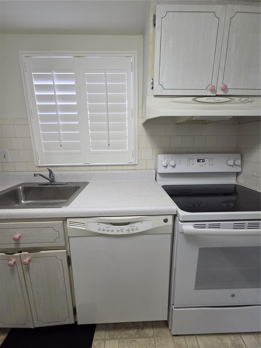 Condominium at 1542 LEISURE DR #N22, BRADENTON, photo 8 of 15