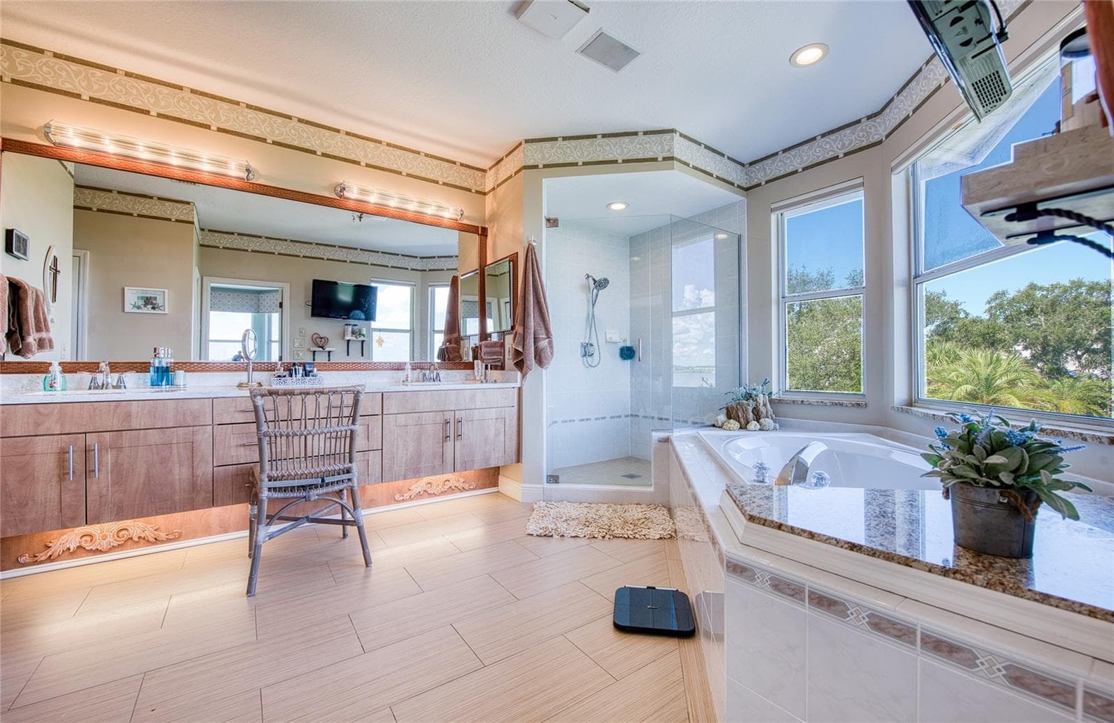 Master bath (1) - 103 ROYAL CT, SAFETY HARBOR