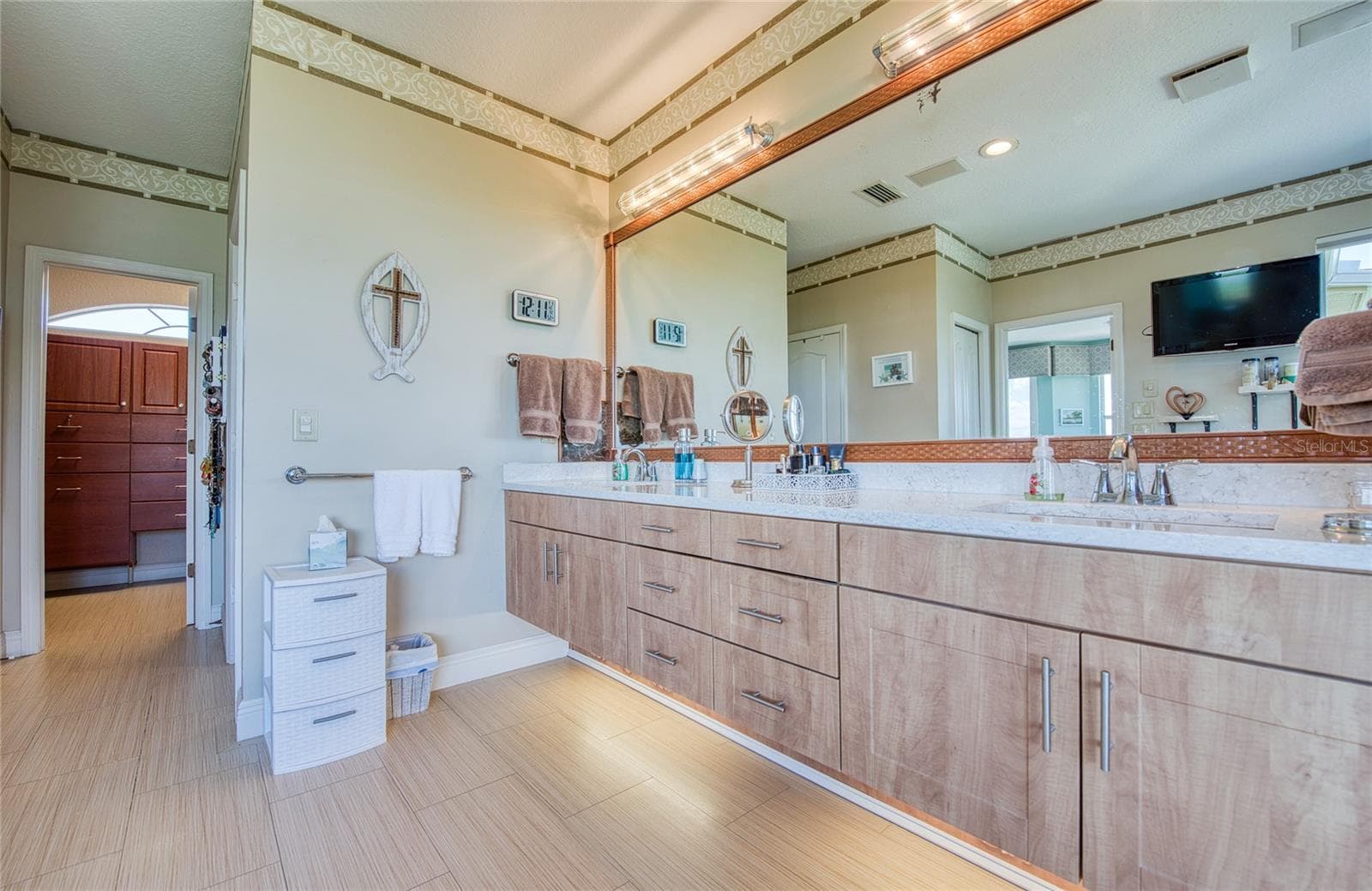 Master bath (3) - 103 ROYAL CT, SAFETY HARBOR