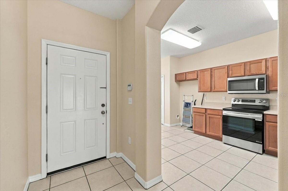 Townhouse at 4189 WINDING VINE DR, LAKELAND, photo 4 of 40