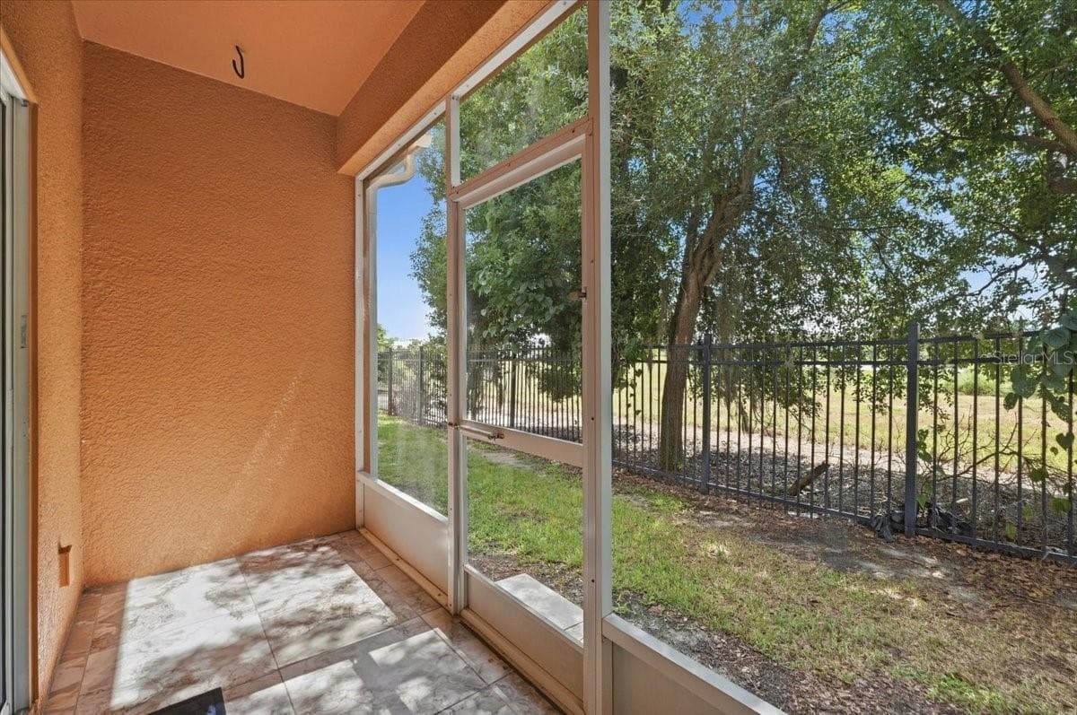 Townhouse at 4189 WINDING VINE DR, LAKELAND, photo 32 of 40