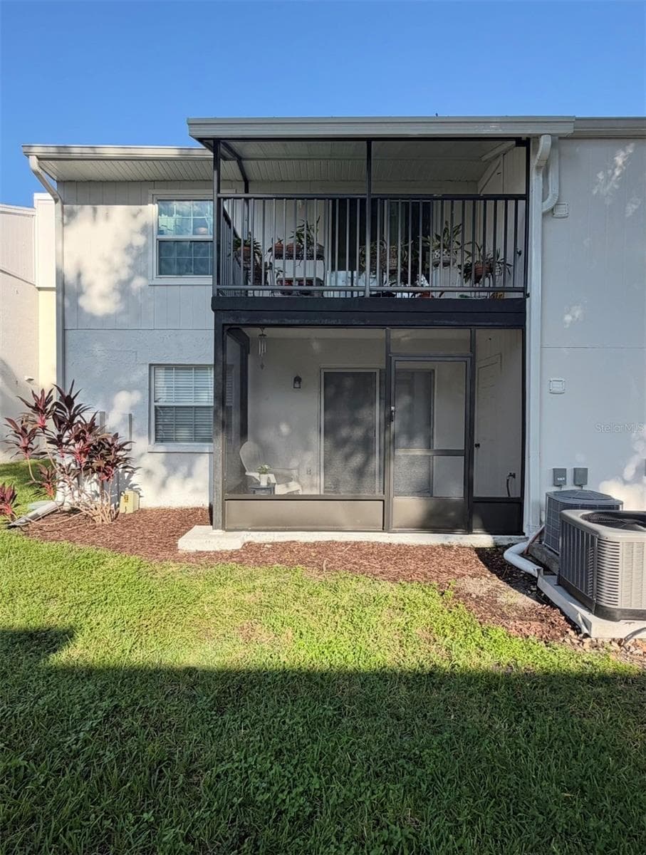 BRAND NEW Screened-in Patio installed August 2026! Fresh mulch was laid, and there's a utility closet off the porch as well as a hose and spigot. - 3815 N OAK DR #G71, TAMPA
