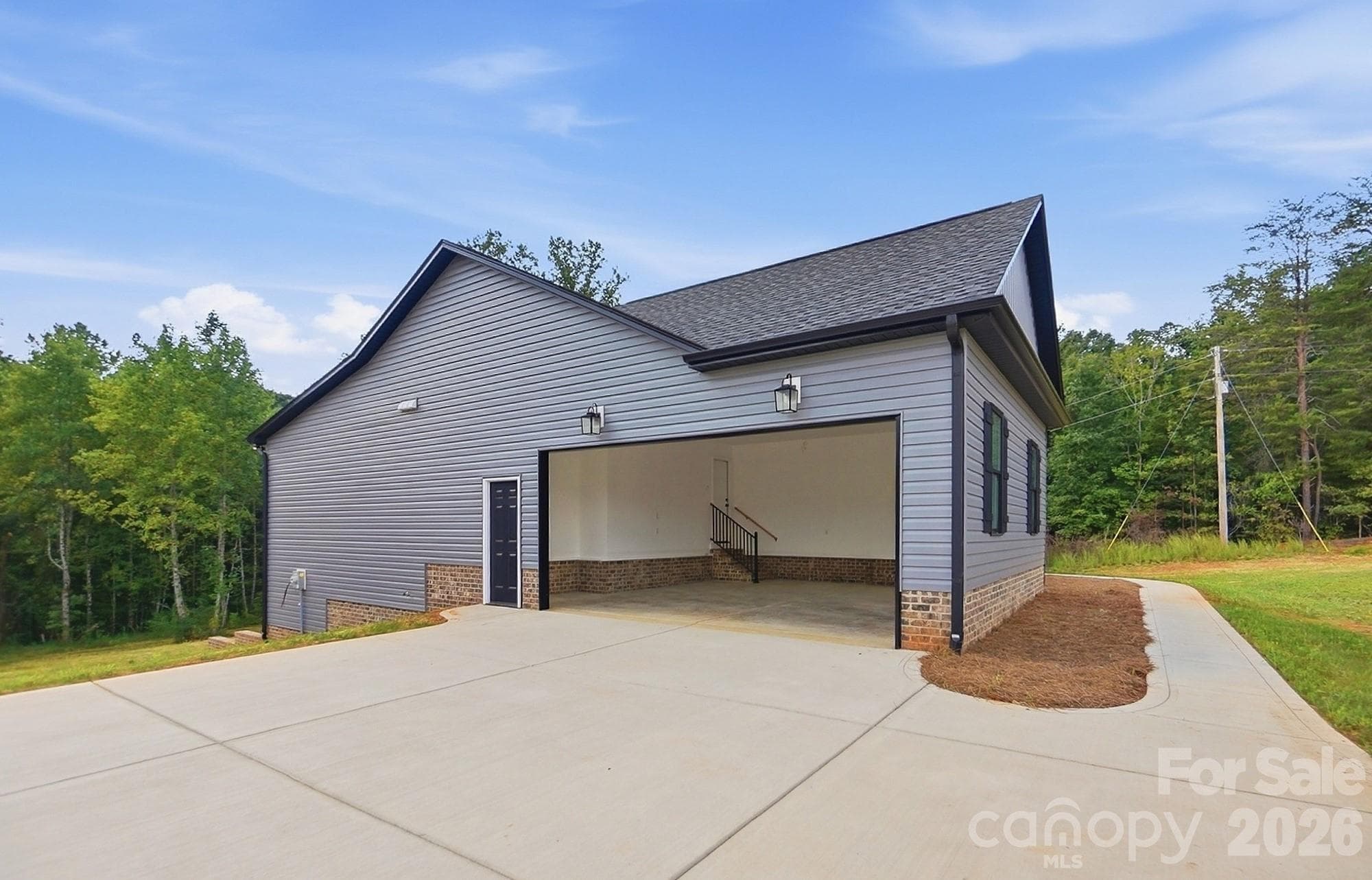 Side load garage with keypad entry - 6097 Tinsley Court, Sherrills Ford