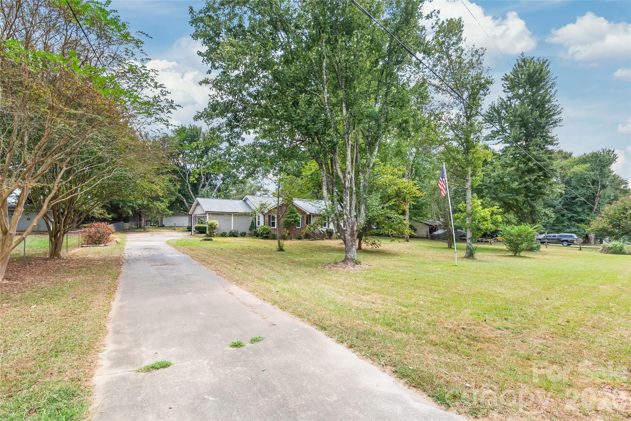 Single Family Residence at 1011 Robin Lane, Rock Hill, photo 2 of 41