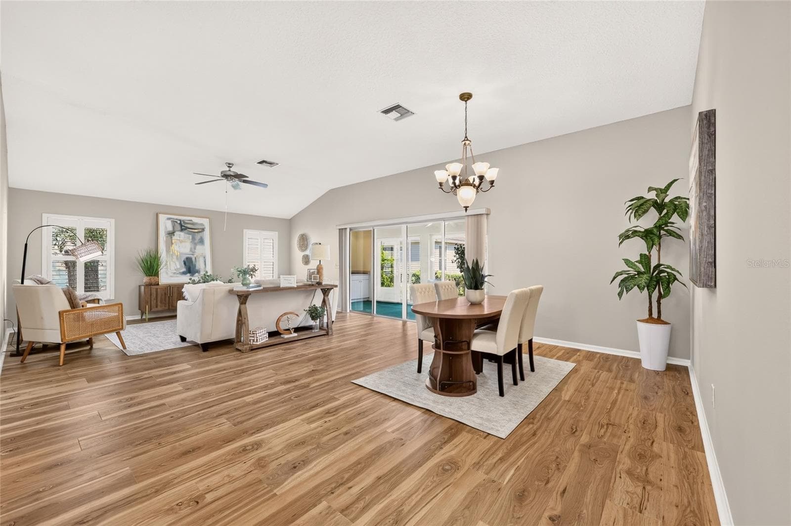 Open floor plan, Plantation shutters in the great room - 17101 SE 94TH BERRIEN CT, THE VILLAGES