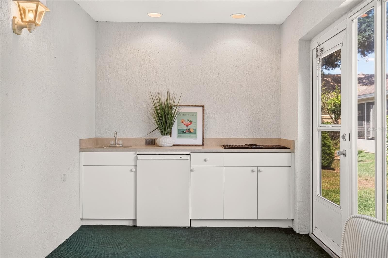 Enclosed Florida room/lanai outdoor kitchen without central heat and air. - 17101 SE 94TH BERRIEN CT, THE VILLAGES